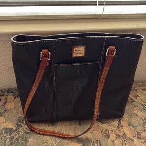 D& B tote, brown straps.  2 exterior pockets, 4 interior pockets, key fob strap